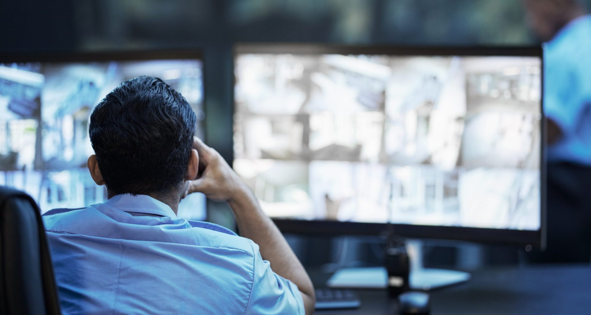 Ventajas: Monitoreo en tiempo real, almacenamiento seguro de grabaciones, acceso remoto.